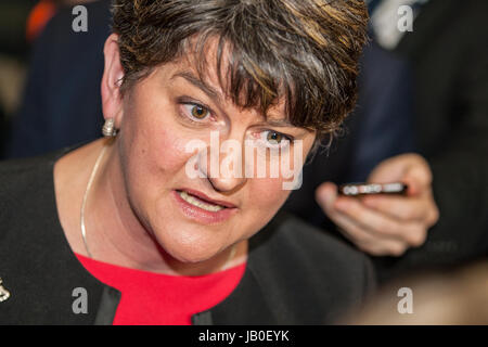 Belfast, Nordirland. 8. Juni 2017. Zählen für den Belfast Bereich in 2017 britische allgemeine Wahl im Titanic Exhibition Centre in Gang gekommen. Führer der DUP und erster Minister Arlene Foster bei Pilotseminar Graf In Belfast Credit: Bonzo/Alamy Live News Stockfoto