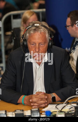 Belfast, Nordirland. 8. Juni 2017. Zählen für den Belfast Bereich in 2017 britische allgemeine Wahl im Titanic Exhibition Centre in Gang gekommen. Ex, dem ersten Minister Peter Robinson Credit: Bonzo/Alamy Live-Nachrichten Stockfoto