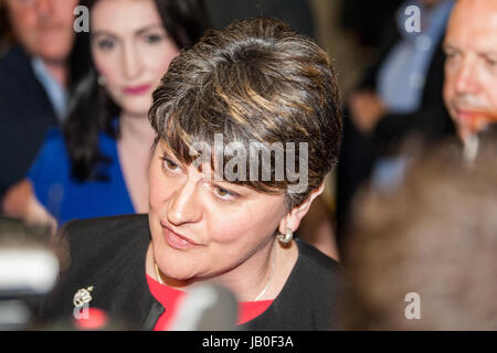 Belfast, Nordirland. 8. Juni 2017. Zählen für den Belfast Bereich in 2017 britische allgemeine Wahl im Titanic Exhibition Centre in Gang gekommen. Führer der DUP und erster Minister Arlene Foster bei Pilotseminar Graf In Belfast Credit: Bonzo/Alamy Live News Stockfoto