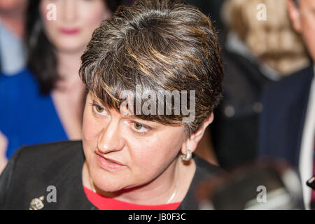 Belfast, Nordirland. 8. Juni 2017. Zählen für den Belfast Bereich in 2017 britische allgemeine Wahl im Titanic Exhibition Centre in Gang gekommen. Führer der DUP und erster Minister Arlene Foster bei Pilotseminar Graf In Belfast Credit: Bonzo/Alamy Live News Stockfoto