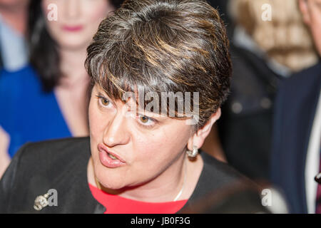 Belfast, Nordirland. 8. Juni 2017. Zählen für den Belfast Bereich in 2017 britische allgemeine Wahl im Titanic Exhibition Centre in Gang gekommen. Führer der DUP und erster Minister Arlene Foster bei Pilotseminar Graf In Belfast Credit: Bonzo/Alamy Live News Stockfoto