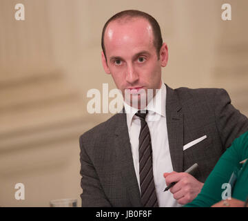 Während Haus senior Policy Advisor Stephen Miller auf dem Infrastruktur-Gipfel mit Gouverneure und Bürgermeister im Weißen Haus in Washington, DC, 8. Juni 2017 teilnimmt. Bildnachweis: Chris Kleponis/Pool über CNP /MediaPunch Stockfoto