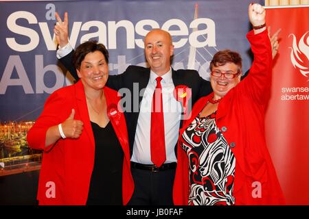 Swansea, Großbritannien. 9. Juni 2017. Allgemeine Wahl 2017. Ergebnisse.  Swansea Labour Trio gewinnen: (Fom links) Tonia Antoniazzi für Gower, Geraint Davies für Swansea West und Carolyn Harris für Swansea Ost.  Bildnachweis: Gareth Llewelyn/Alamy Live-Nachrichten. Stockfoto