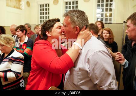 Swansea, Großbritannien. 9. Juni 2017. Allgemeine Wahl 2017. Ergebnisse.  Arbeit zurückgewinnen Gower: Labour-Kandidat Tonia Antoniazzi nimmt den marginalen Gower-Sitz.  Mit Partner Tony abgebildet. Gower ist eine von Großbritanniens am Rande sitzen nach konservativen Byron Davies gewann mit nur 27 Stimmen im Jahr 2015. Arbeit hatte zuvor den Sitz seit über 100 Jahren statt. Bildnachweis: Gareth Llewelyn/Alamy Live-Nachrichten. Stockfoto