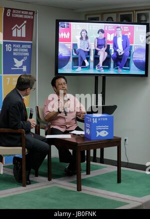 Vereinten Nationen, New York, USA, 8. Juni 2017 - Dan Thomas Director Communications & Sprecherin der Präsident der Generalversammlung der UNO zusammen mit Tommy Esang Remengesau, Jr., Präsident der Republik Palau, spricht während einer Podiumsdiskussion bei der SDG Media Zone The Ocean Konferenz heute am Hauptsitz UNO in New York City. Foto: Luiz Rampelotto/EuropaNewswire | weltweite Nutzung Stockfoto