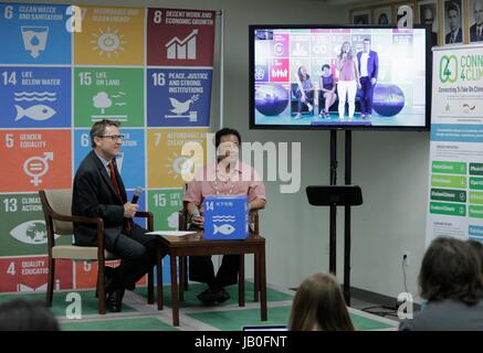 Vereinten Nationen, New York, USA, 8. Juni 2017 - Dan Thomas Director Communications & Sprecherin der Präsident der Generalversammlung der UNO zusammen mit Tommy Esang Remengesau, Jr., Präsident der Republik Palau, spricht während einer Podiumsdiskussion bei der SDG Media Zone The Ocean Konferenz heute am Hauptsitz UNO in New York City. Foto: Luiz Rampelotto/EuropaNewswire | weltweite Nutzung Stockfoto