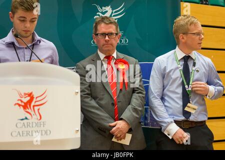 Cardiff, Wales, UK. 9. Juni 2017. Labour Kevin Brennan ist nach Parlamentswahlen 2017 Stimmen zählen bei Sport Wales National Centre, Sophia Gärten MP für Cardiff West gewählt. Picture by Credit: Mark Hawkins/Alamy Live-Nachrichten Stockfoto