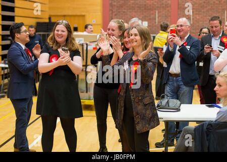 Cardiff, Wales, UK. 9. Juni 2017. Unterstützer der Labour Kevin Brennan wie er MP für Cardiff West gewählt wird nach allgemeinen Wahlen 2017 Abstimmung zählen bei Sport Wales National Centre, Sophia Gärten. Picture by Credit: Mark Hawkins/Alamy Live-Nachrichten Stockfoto