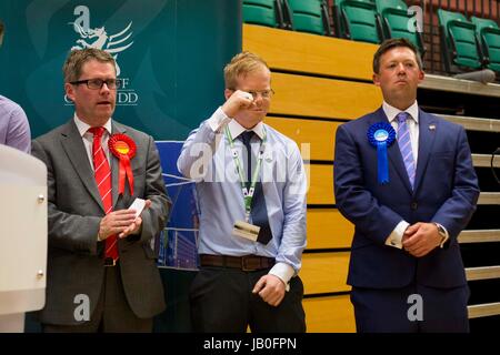 Cardiff, Wales, UK. 9. Juni 2017. Plaid Cymru Michael Deem feiert seine Stimmenauszählung nach Parlamentswahlen 2017 Stimmen zählen bei Sport Wales National Centre, Sophia Gärten. Picture by Credit: Mark Hawkins/Alamy Live-Nachrichten Stockfoto