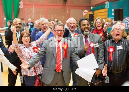 Cardiff, Wales, UK. 9. Juni 2017. Labour Kevin Brennan und seinen Anhängern feiern seiner Wahl als Abgeordneter für Cardiff West nach Parlamentswahlen 2017 Abstimmung an Sport Wales National Centre, Sophia Gärten zählen. Picture by Credit: Mark Hawkins/Alamy Live-Nachrichten Stockfoto