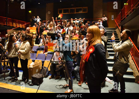 London, UK. 9. Juni 2017. Labour Sarah Jones gewinnt Croydon Central aus der konservativen Gehäuse Minister, Gavin Barwell. Labour gewann eine Majorität von 5652, bis aus einer konservativen Mehrheit von 165 in 2015. Bildnachweis: Jacob Sacks-Jones/Alamy Live-Nachrichten. Stockfoto