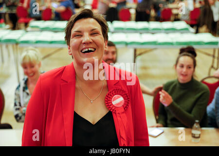 Swansea, Großbritannien. 9. Juni 2017. Allgemeine Wahl 2017.  Arbeit zurückgewinnen Gower: Labour-Kandidat Tonia Antoniazzi nimmt den marginalen Gower-Sitz. Die größere Zahl der grünen Stimmzettel auf den nächsten Tisch zeigen die große Mehrheit der Stimmen zu Gunsten der Ms Antoniazzi. Gower ist eine von Großbritanniens am Rande sitzen nach konservativen Byron Davies gewann mit nur 27 Stimmen im Jahr 2015. Arbeit hatte zuvor den Sitz seit über 100 Jahren statt. Bildnachweis: Gareth Llewelyn/Alamy Live-Nachrichten. Stockfoto