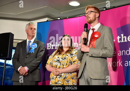 Brighton, UK. 9. Juni 2017. Unterlegenen konservativen Kandidaten im Wahlkreis Brighton Kemptown Simon Kirby Uhren Lloyd Russell-Moyle der Arbeit seiner Siegesrede in Brighton Kemptown Sitz am zählt für Brighton Pavilion, Hove und Brighton Kemptown statt auf der American Express Community Stadium Kredit machen: Simon Dack/Alamy Live News Stockfoto