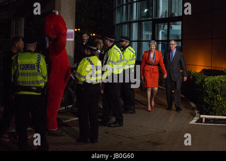 Maidenhead, UK. 9. Juni 2017. Theresa kommt Mai bei der Zählung für Maidenhead Wahlkreis mit ihrem Ehemann Philip. Bildnachweis: Mark Kerrison/Alamy Live-Nachrichten Stockfoto