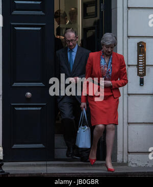 London, UK. 9. Juni 2017. Theresa May und ihr Ehemann verlassen konservative Partei Hauptsitz nach der Wahl. Bildnachweis: Ian Davidson/Alamy Live-Nachrichten Stockfoto