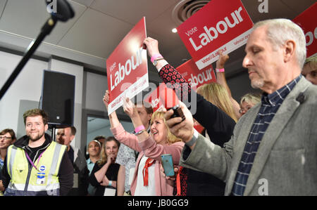 Brighton, UK. 9. Juni 2017. Arbeitsrechtlichen Fans feiern am zählt für Brighton Pavilion, Hove und Brighton Kemptown nehmen bei der American Express Community Stadium Kredit statt: Simon Dack/Alamy Live News Stockfoto