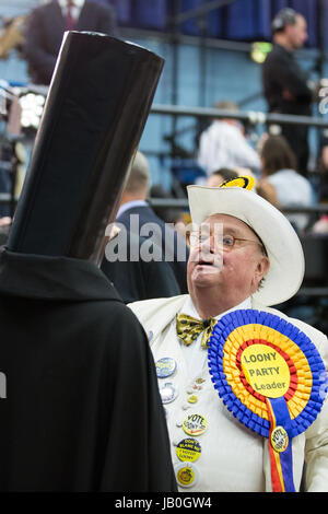 Maidenhead, UK. 9. Juni 2017. Kandidaten Herrn Buckethead und heulen Laud Hoffnung, Anführer der die offizielle Monster Raving Loony Party, bei der Zählung in Premierminister Theresa May Maidenhead Wahlkreis. Bildnachweis: Mark Kerrison/Alamy Live-Nachrichten Stockfoto