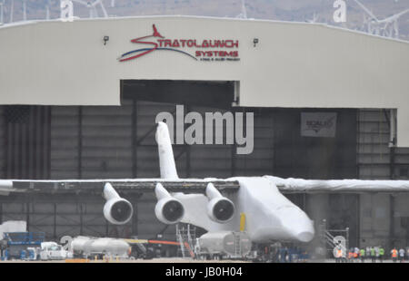 31. Mai 2017 - Mojave, Kalifornien, ist USA - Paul Allens Stratolaunch Träger es macht zuerst aus der Aufhänger aussehen Mittwoch. Die Stratolaunch wurde für die Tests auf die Tanks Kraftstoff starten ausgerollt. Das Flugzeug ist von Scaled Composites gebaut und genannt "Roc", das Flugzeug hat die längste Spannweite unter allen Flugzeugen, die jemals gebaut wurde: 385 Füße von Spitze zu Spitze. Die sechs-Maschine Mutterschiffs soll Raketen zwischen seinen zwei Rümpfe. Einmal in der Höhe, die Mega-Ebene der Trägerrakete sinkt die dann seine Booster Feuer und Raum aus der Luft zu starten. (Kredit-Bild: © Gene Blevins V Stockfoto