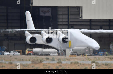 31. Mai 2017. Mojave, Kalifornien, USA - Paul Allens Stratolaunch Träger macht es zunächst aus der Aufhänger aussehen Mittwoch. Die Stratolaunch wurde für die Tests auf die Tanks Kraftstoff starten ausgerollt. Das Flugzeug ist von Scaled Composites gebaut und genannt "Roc", das Flugzeug hat die längste Spannweite unter allen Flugzeugen, die jemals gebaut wurde: 385 Füße von Spitze zu Spitze. Die sechs-Maschine Mutterschiffs soll Raketen zwischen seinen zwei Rümpfe. Einmal in der Höhe, die Mega-Ebene der Trägerrakete sinkt die dann seine Booster Feuer und Raum aus der Luft zu starten. (Kredit-Bild: © gen Blevins vi Stockfoto