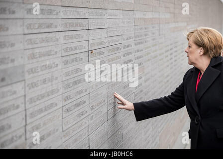 Buenos Aires, Argentinien. 8. Juni 2017. Bundeskanzlerin Angela Merkel berührt die Wand mit den Namen der Opfer des Militärregimes von 1976 bis 1983 in den Parque De La Memoria (Park der Erinnerung) in Buenos Aires, Argentinien, 8. Juni 2017. Schätzungen der Zahl der Verkehrstoten vermutlich durch das Militärregime in jenen Jahren irgendwo zwischen 7.000 und 30.000. Merkel besucht Argentinien in Vorbereitung des G20-Gipfels sein Scherflein im Jahr 2018. Foto: Michael Kappeler/Dpa/Alamy Live News Stockfoto