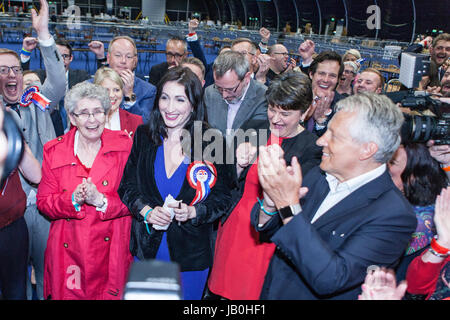 Belfast, Nordirland. 8. Juni 2017. Zählen für den Belfast Bereich in 2017 britische allgemeine Wahl im Titanic Exhibition Centre in Gang gekommen. DUP feiert Belfast Süd und Nord Belfast zu gewinnen. Stockfoto