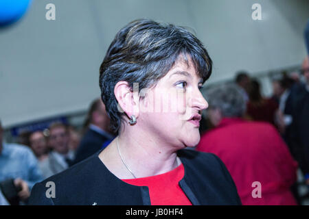 Belfast, Nordirland. 8. Juni 2017. Zählen für den Belfast Bereich in 2017 britische allgemeine Wahl im Titanic Exhibition Centre in Gang gekommen. DUP Leader Arlene Foster feiert Belfast Süd und Nord Belfast zu gewinnen. Stockfoto