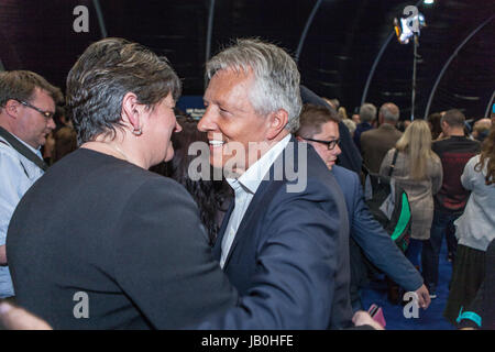 Belfast, Nordirland. 8. Juni 2017. Zählen für den Belfast Bereich in 2017 britische allgemeine Wahl im Titanic Exhibition Centre in Gang gekommen. DUP Leader Arlene Foster umarmt, Ex-Partei Führer Peter Robinson feiert Belfast Süd und Nord Belfast zu gewinnen. Stockfoto