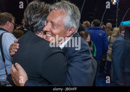 Belfast, Nordirland. 8. Juni 2017. Zählen für den Belfast Bereich in 2017 britische allgemeine Wahl im Titanic Exhibition Centre in Gang gekommen. DUP Leader Arlene Foster umarmt, Ex-Partei Führer Peter Robinson feiert Belfast Süd und Nord Belfast zu gewinnen. Stockfoto