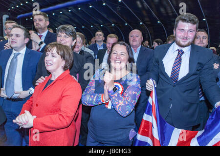 Belfast, Nordirland. 8. Juni 2017. Zählen für den Belfast Bereich in 2017 britische allgemeine Wahl im Titanic Exhibition Centre in Gang gekommen. DUP feiert Belfast Süd und Nord Belfast zu gewinnen. Stockfoto