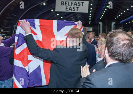 Belfast, Nordirland. 8. Juni 2017. Zählen für den Belfast Bereich in 2017 britische allgemeine Wahl im Titanic Exhibition Centre in Gang gekommen. DUP feiert Belfast Süd und Nord Belfast zu gewinnen. Stockfoto