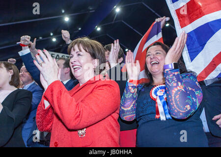 Belfast, Nordirland. 8. Juni 2017. Zählen für den Belfast Bereich in 2017 britische allgemeine Wahl im Titanic Exhibition Centre in Gang gekommen. DUP feiert Belfast Süd und Nord Belfast zu gewinnen. Stockfoto