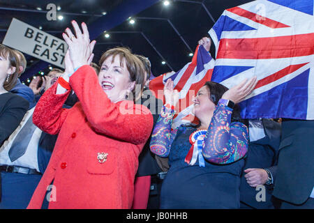 Belfast, Nordirland. 8. Juni 2017. Zählen für den Belfast Bereich in 2017 britische allgemeine Wahl im Titanic Exhibition Centre in Gang gekommen. DUP feiert Belfast Süd und Nord Belfast zu gewinnen. Stockfoto