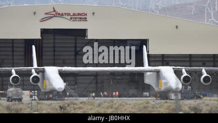 31. Mai 2017 - Mojave, Kalifornien, ist USA - Paul Allens Stratolaunch Träger es macht zuerst aus der Aufhänger aussehen Mittwoch. Die Stratolaunch wurde für die Tests auf die Tanks Kraftstoff starten ausgerollt. Das Flugzeug ist von Scaled Composites gebaut und genannt "Roc", das Flugzeug hat die längste Spannweite unter allen Flugzeugen, die jemals gebaut wurde: 385 Füße von Spitze zu Spitze. Die sechs-Maschine Mutterschiffs soll Raketen zwischen seinen zwei Rümpfe. Einmal in der Höhe, die Mega-Ebene der Trägerrakete sinkt die dann seine Booster Feuer und Raum aus der Luft zu starten. (Kredit-Bild: © Gene Blevins V Stockfoto