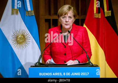 Buenos Aires, Argentinien. 8. Juni 2017. Bundeskanzlerin Angela Merkel richtet sich an Studierende während eines Besuchs in dem Polo Científico Science Centre in Buenos Aires, Argentinien, 8. Juni 2017. Merkel besucht Argentinien in Vorbereitung des G20-Gipfels sein Scherflein im Jahr 2018. Foto: Michael Kappeler/Dpa/Alamy Live News Stockfoto