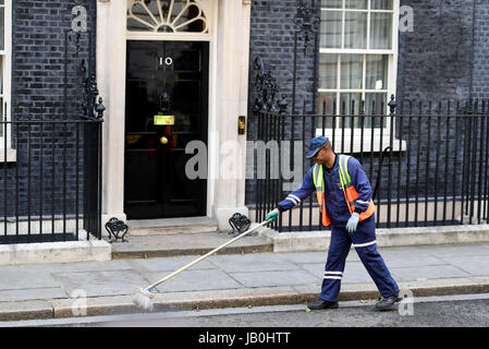 London, UK. 9. Juni 2017. Straßenkehrer reinigt außerhalb Nummer 10 Downing Street Credit: Finnbarr Webster/Alamy Live News Stockfoto