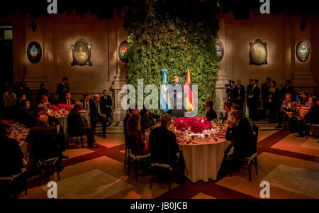 Buenos Aires, Argentinien. 8. Juni 2017. Deutsche Bundeskanzlerin Angela Merkel (CDU) hält eine after-Dinner-Rede während der offiziellen Abendessen vor Argentiniens Präsident Mauricio Macri Néstor Kirchner Kulturzentrum in Buenos Aires, Argentinien, 8. Juni 2017. Merkel bleibt in Vorbereitung des G20-Gipfels in Argentinien. Foto: Michael Kappeler/Dpa/Alamy Live News Stockfoto