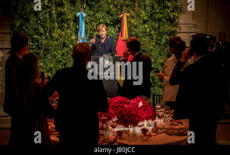 Buenos Aires, Argentinien. 8. Juni 2017. Bundeskanzlerin Angela Merkel (CDU, Rücken) wirft ihr Glas vor Argentiniens Präsident Mauricio Macri und seine Frau Juliana Awada während der offiziellen Abendessen im Néstor Kirchner Centre Culturel in Buenos Aires, Argentinien, 8. Juni 2017. Merkel bleibt in Vorbereitung des G20-Gipfels in Argentinien. Foto: Michael Kappeler/Dpa/Alamy Live News Stockfoto