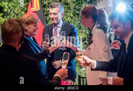 Buenos Aires, Argentinien. 8. Juni 2017. Deutsche Bundeskanzlerin Angela Merkel (CDU) Cliks Gläser mit Argentiniens Präsident Mauricio Macri und seine Frau Juliana Awada während der offiziellen Abendessen im Néstor Kirchner Centre Culturel in Buenos Aires, Argentinien, 8. Juni 2017. Merkel bleibt in Vorbereitung des G20-Gipfels in Argentinien. Foto: Michael Kappeler/Dpa/Alamy Live News Stockfoto