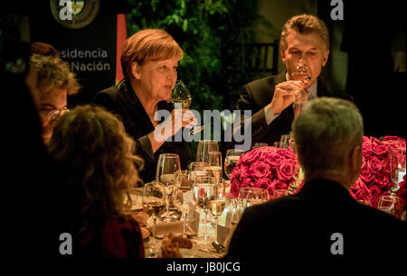 Buenos Aires, Argentinien. 8. Juni 2017. Bundeskanzlerin Angela Merkel (CDU, C) sitzt neben Argentiniens Präsident Mauricio Macri während der offiziellen Abendessen im Néstor Kirchner Centre Culturel in Buenos Aires, Argentinien, 8. Juni 2017. Merkel bleibt in Vorbereitung des G20-Gipfels in Argentinien. Foto: Michael Kappeler/Dpa/Alamy Live News Stockfoto