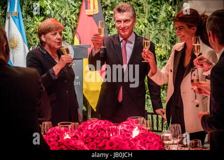 Buenos Aires, Argentinien. 8. Juni 2017. Bundeskanzlerin Angela Merkel (CDU, C) steht neben Argentiniens Präsident Mauricio Macri während der offiziellen Abendessen im Néstor Kirchner Centre Culturel in Buenos Aires, Argentinien, 8. Juni 2017. Merkel bleibt in Vorbereitung des G20-Gipfels in Argentinien. Foto: Michael Kappeler/Dpa/Alamy Live News Stockfoto