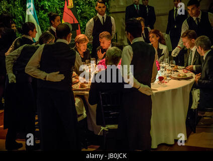 Buenos Aires, Argentinien. 8. Juni 2017. Deutsche Bundeskanzlerin Angela Merkel (CDU) spricht mit Argentiniens Präsident Mauricio Macri und seine Frau Juliana Awada während der offiziellen Abendessen im Néstor Kirchner Centre Culturel in Buenos Aires, Argentinien, 8. Juni 2017. Merkel bleibt in Vorbereitung des G20-Gipfels in Argentinien. Foto: Michael Kappeler/Dpa/Alamy Live News Stockfoto