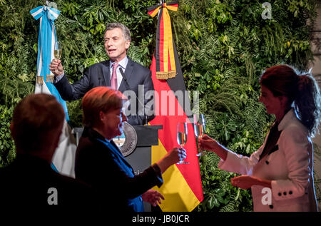 Buenos Aires, Argentinien. 8. Juni 2017. Argentiniens Präsident Mauricio Macri (wieder) hebt sein Glas, während die deutsche Bundeskanzlerin Angela Merkel (CDU, L) und seine Frau Juliana Awada klirren die Gläser während des offiziellen Dinner im Néstor Kirchner Centre Culturel in Buenos Aires, Argentinien, 8. Juni 2017. Merkel bleibt in Vorbereitung des G20-Gipfels in Argentinien. Foto: Michael Kappeler/Dpa/Alamy Live News Stockfoto