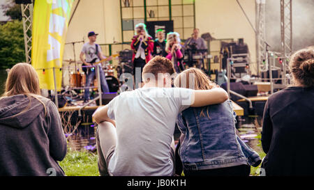 Junges Paar vor Bühne bei einem Open-Air-Konzert. Während einer öffentlichen Veranstaltung von Ikea am Ufer des Flusses Lahn in Wetzlar. Stockfoto