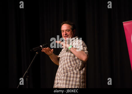 Komiker Mark Thomas sprechen im Rathaus an der 2017 Stoke Newington Literaturfestival Stockfoto