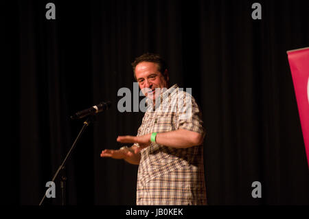 Komiker Mark Thomas sprechen im Rathaus an der 2017 Stoke Newington Literaturfestival Stockfoto