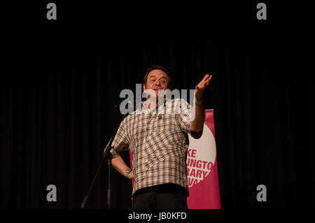 Komiker Mark Thomas sprechen im Rathaus an der 2017 Stoke Newington Literaturfestival Stockfoto