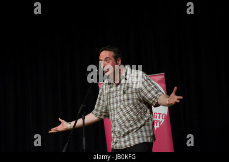 Komiker Mark Thomas sprechen im Rathaus an der 2017 Stoke Newington Literaturfestival Stockfoto