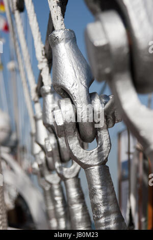 Öfen-Verbindung des Decks durch Fesseln Stockfoto