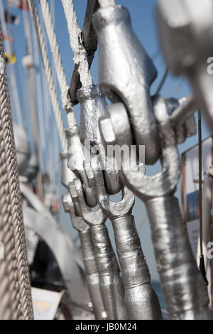 Öfen-Verbindung des Decks durch Fesseln Stockfoto