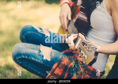 Festival Frau mit Gitarre auf party Stockfoto